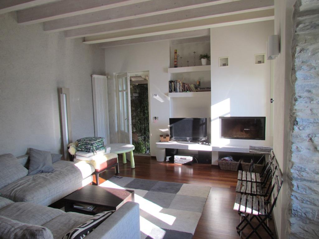 Villa Moltrasio - soggiorno con camino - Tettamanti Real Estate Villa Moltrasio - soggiorno con camino - Tettamanti Real Estate
