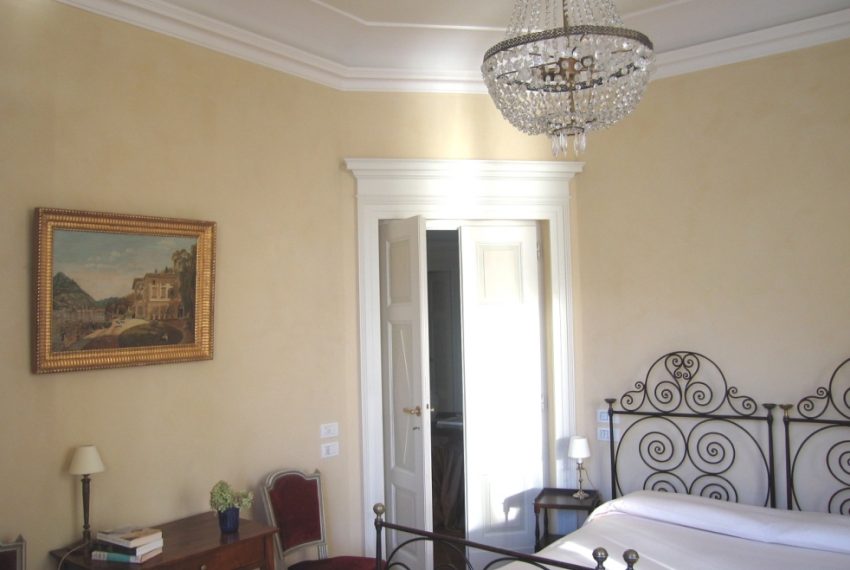 Bedroom of the Mansion for rent in Blevio