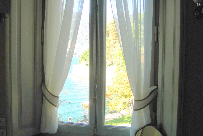 Bathroom with fantastic view over the lake