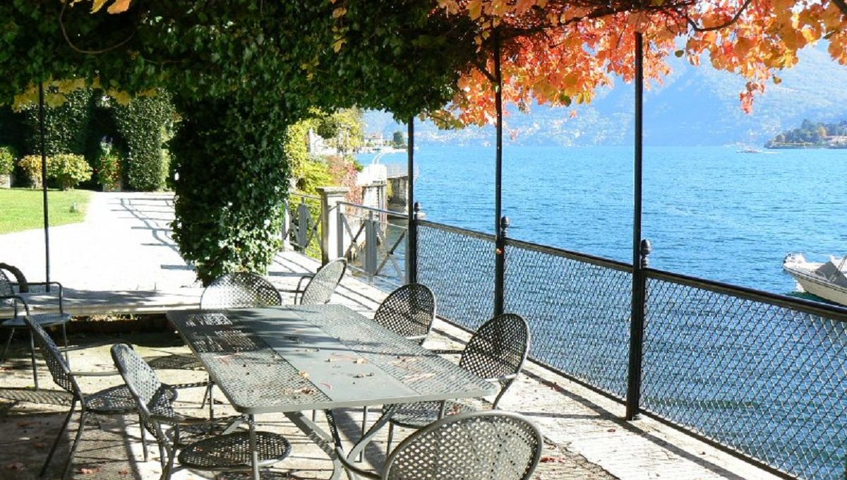 villa moltrasio for sale with swimming pool