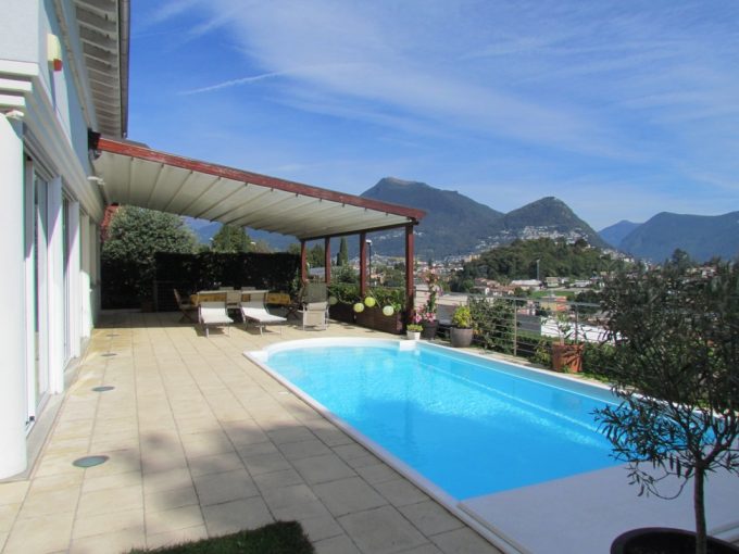 terrazzo con piscina coperta e riscaldata