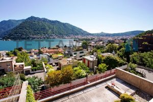 COMO - VILLA OVERLOOKING THE LAKE IN RESIDENCE