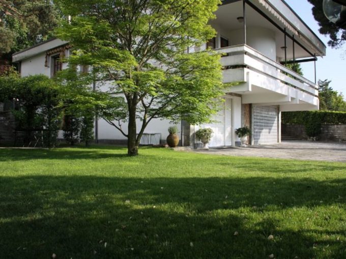 Elegant villa for sale in Lipomo