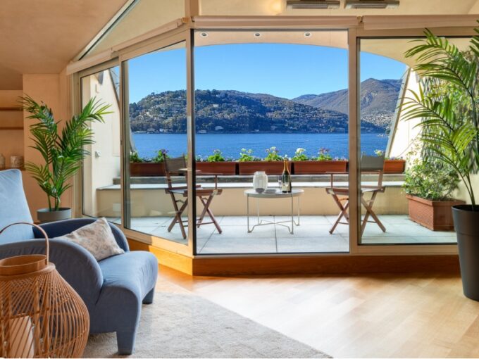 COMO-PENTHOUSE IN EXCLUSIVE LAKE FRONT VILLA