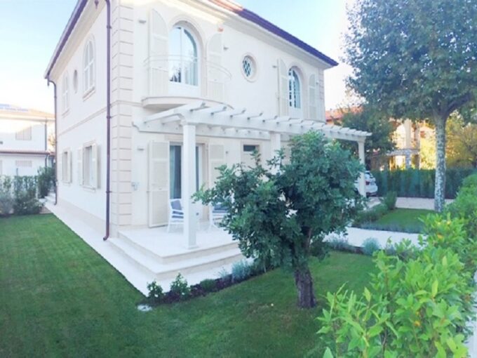 MARINA DI PIETRASANTA - SINGLE-FAMILY VILLA