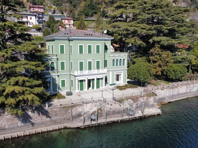 LAKE COMO LAGIO WATER FRONT VILLA WITH PARK