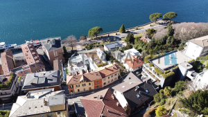 villa 2 steps from the lake in como