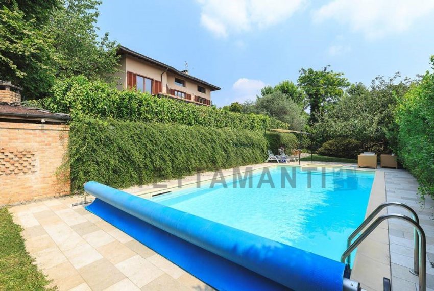 villa with swimming pool como