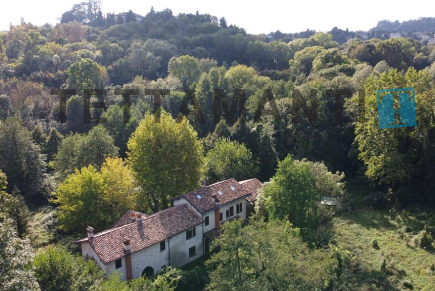 ALake Como Farmhouse for sale