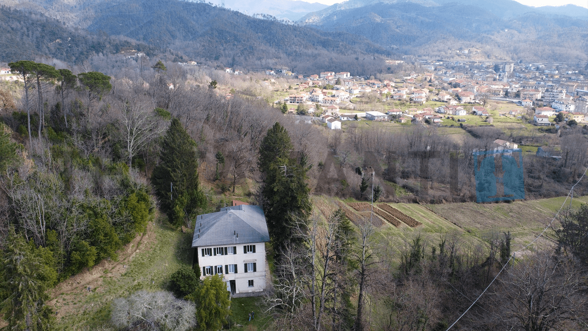 historic villa dominant hill position