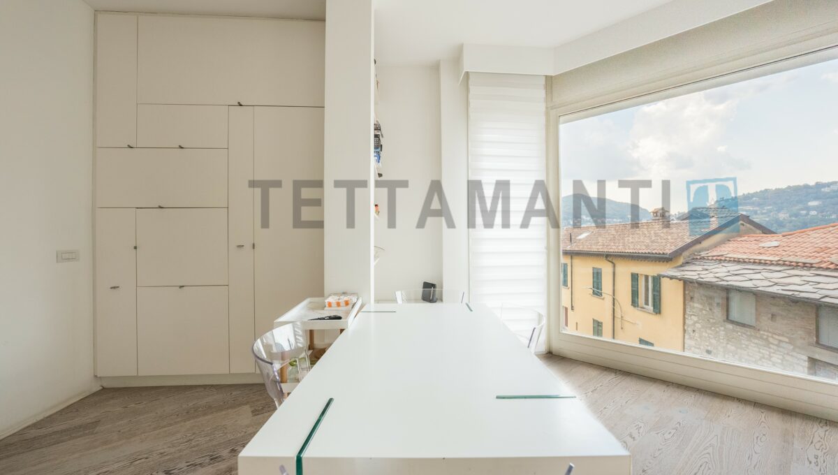 Como unique flat overlooking the lake. Renovated.  In the most chic area of Como city..