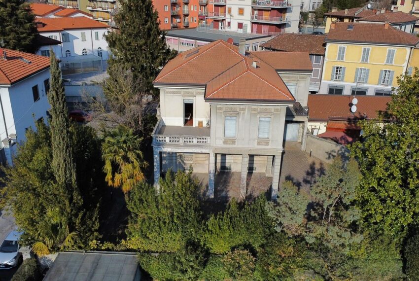 villa como center with garden