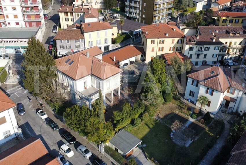 villa como center for sale