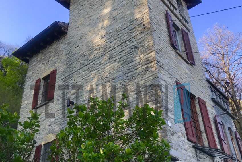 castle in Torno for sale