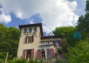 the castle in Torno for sale