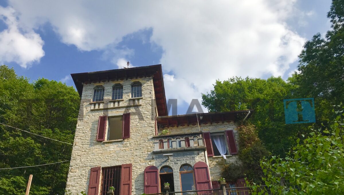 Torno villa for sale