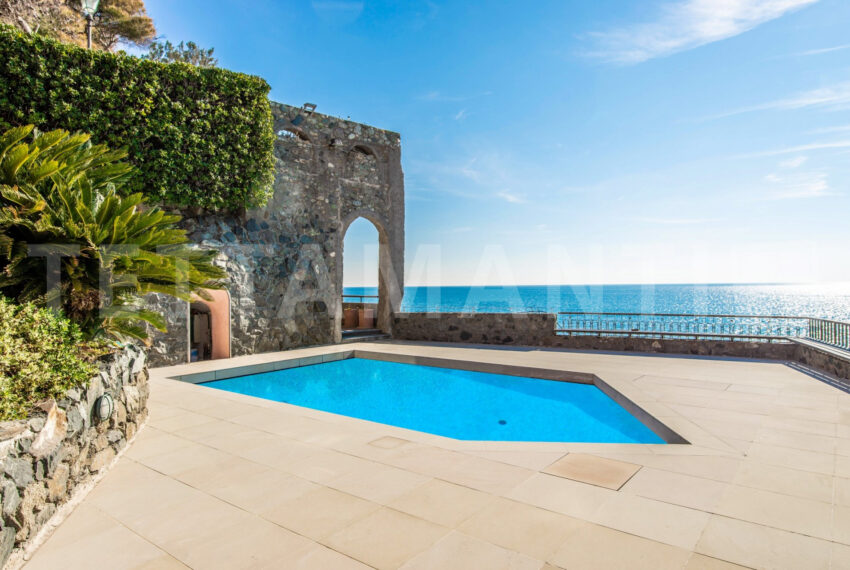 LIGURIA FRONT SEA VILLA FOR SALE