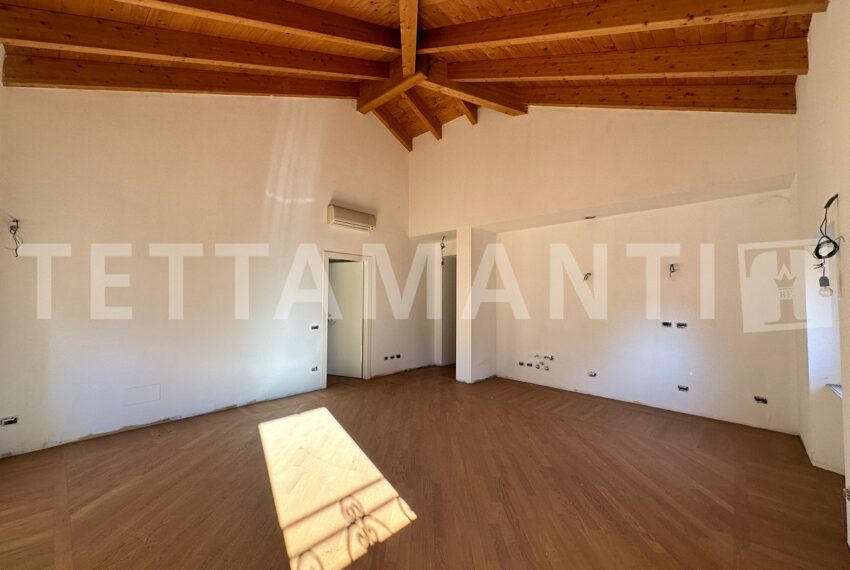 apartment for sale como center