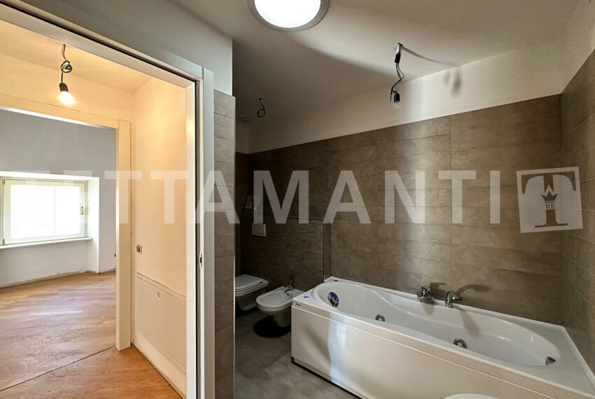 apartment for sale como center