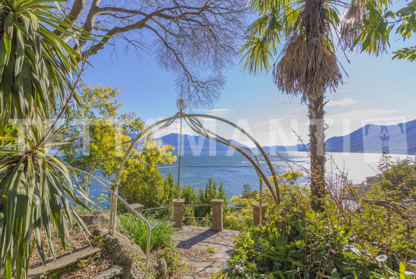 lake view villa for sale italy