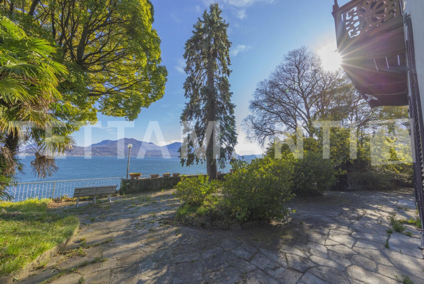 LAKE MAGGIORE LAKE FRONT VILLA PRIVATE BEACH SIDE