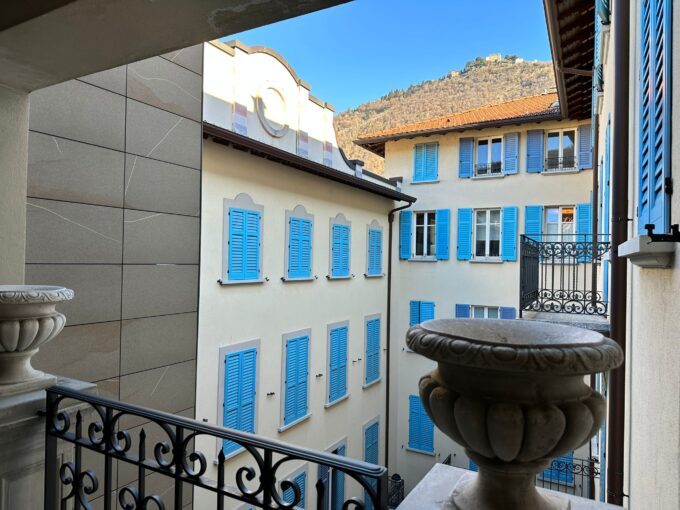 Como historic center three-room apartment for sale