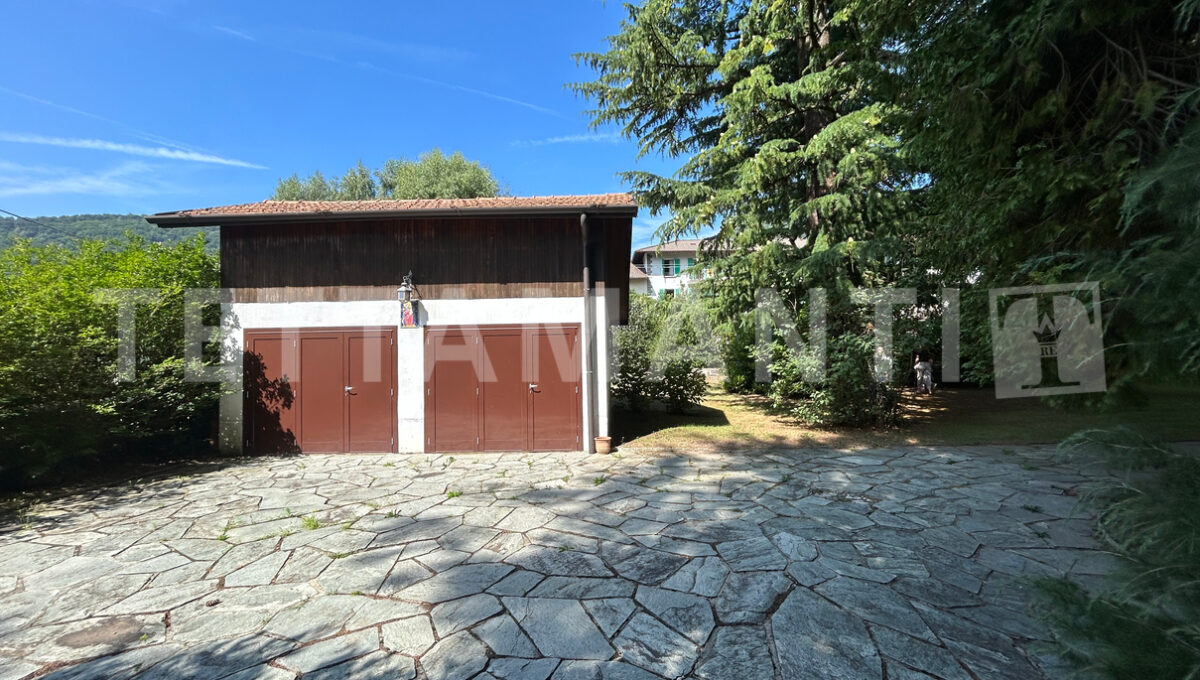 Alta Vall'Intelvi villa with park for sale