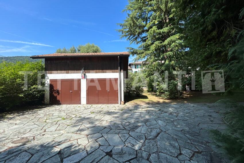 Alta Vall'Intelvi villa with park for sale