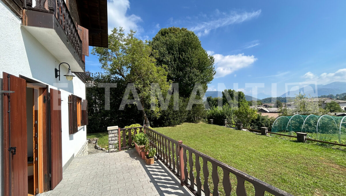 Alta Vall'Intelvi villa with park for sale