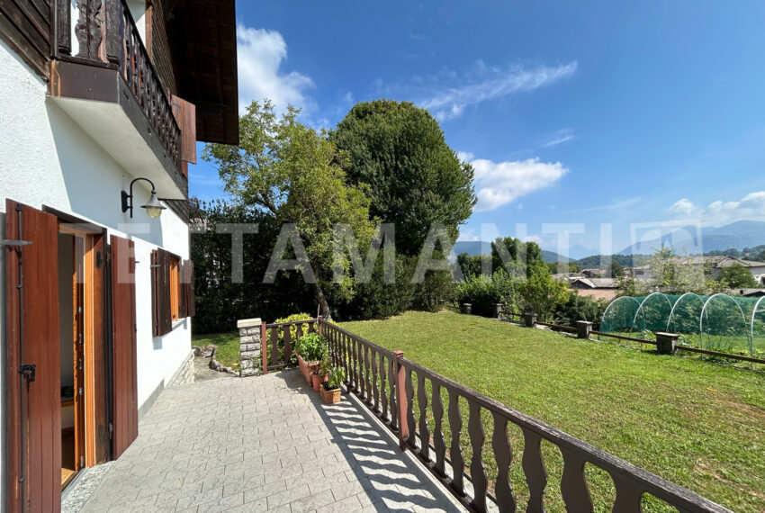 Alta Vall'Intelvi villa with park for sale