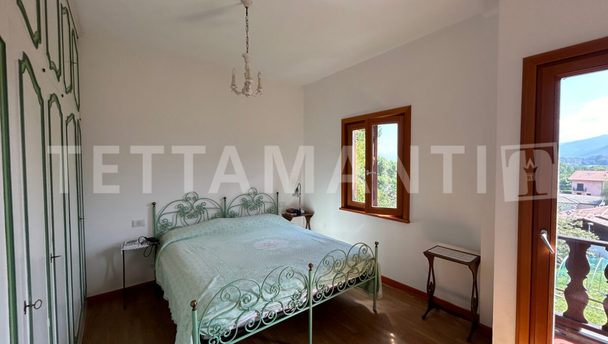 Alta Vall'Intelvi villa with park for sale