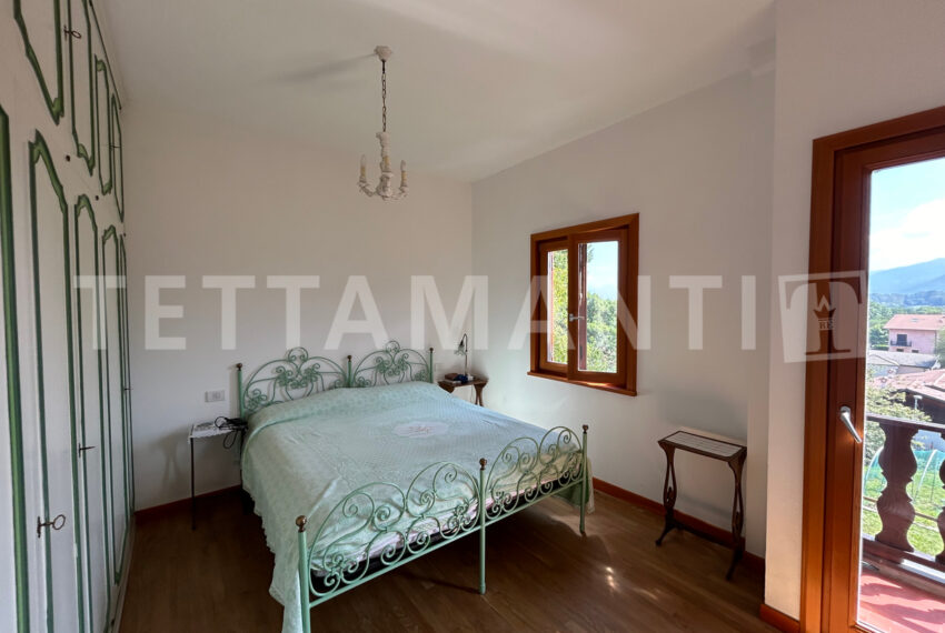 Alta Vall'Intelvi villa with park for sale