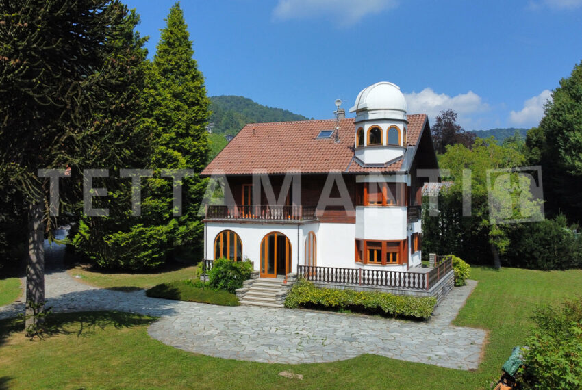 Alta Vall'Intelvi villa with park for sale