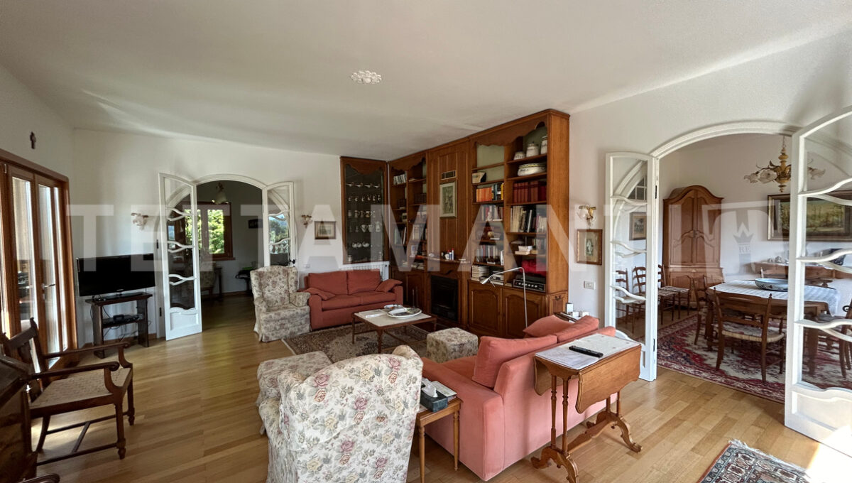 Alta Vall'Intelvi villa with park for sale