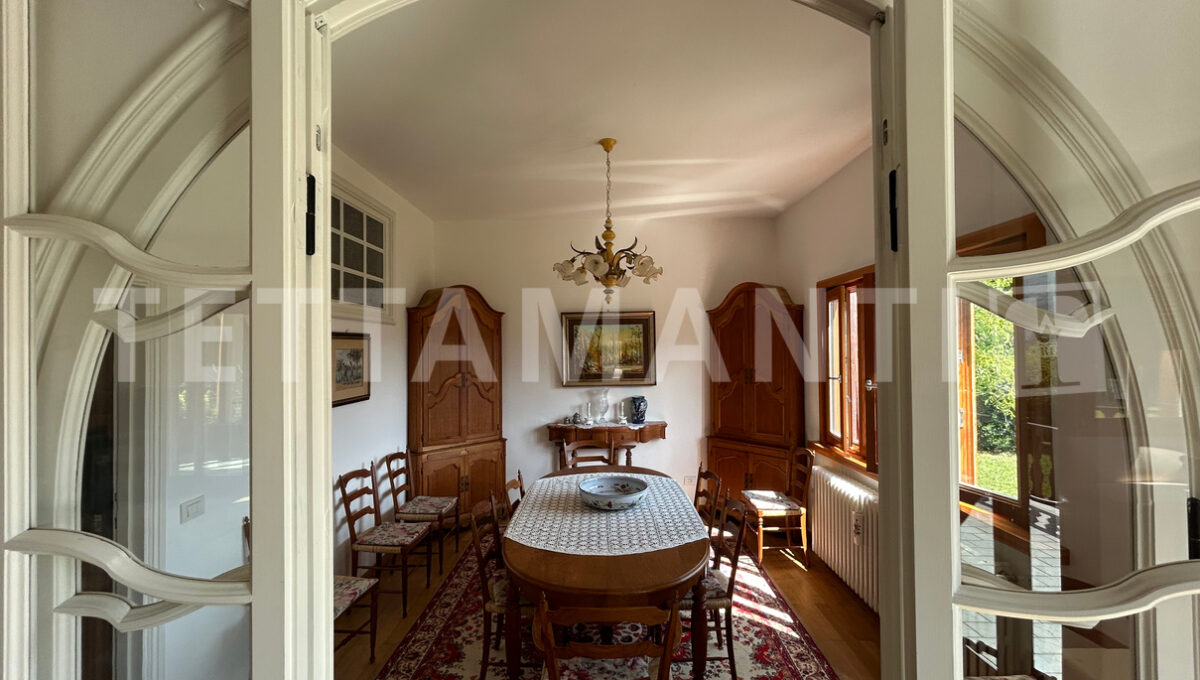 Alta Vall'Intelvi villa with park for sale