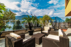 como lake apartment with swimming pool