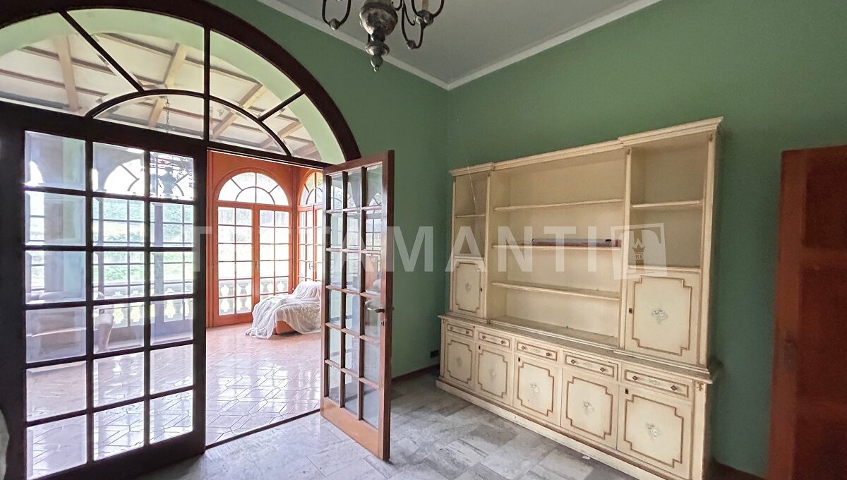 historical villa for sale near como