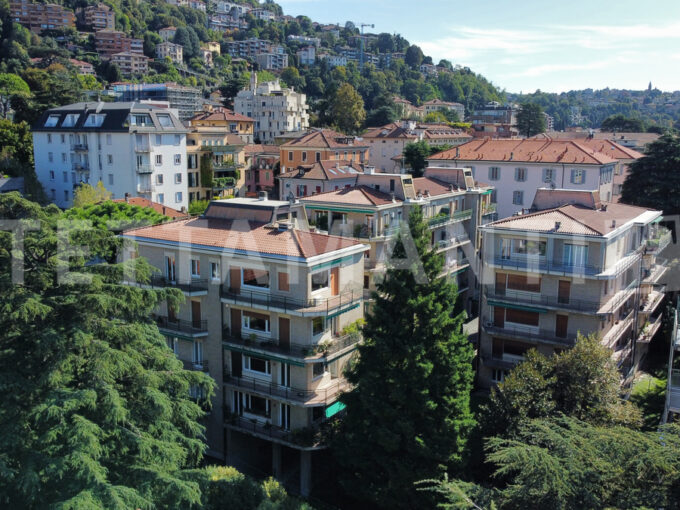 Luxury Apartment in Como Center In Como, precisely in via Ferrari, we offer a large luxury apartment of 230 square meters