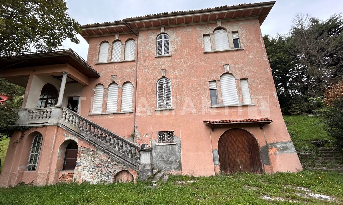 Elegant Villa to Renovate in Asso