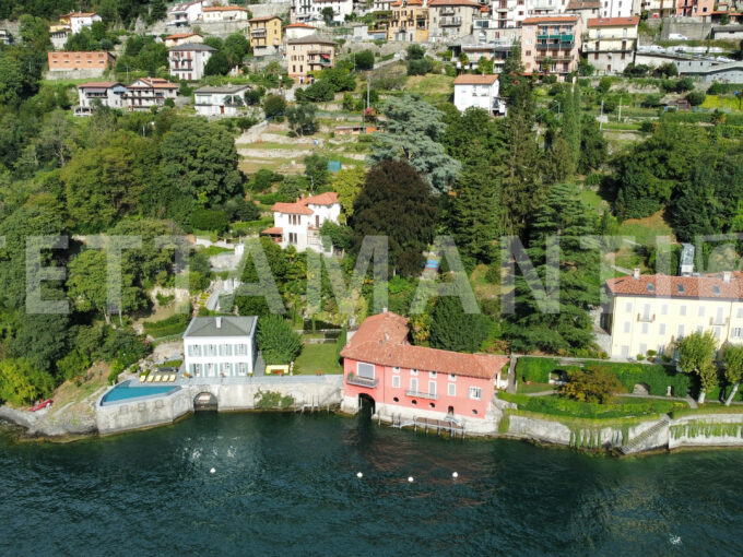 Lake Como villa pieds dans l'eaux