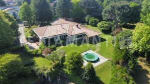 Villa for sale in Cantù with swimming pool and tennis