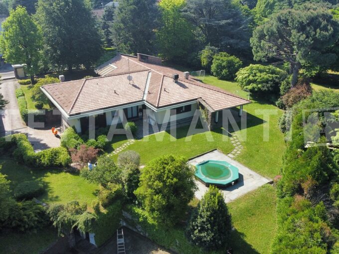Villa for sale in Cantù with swimming pool and tennis