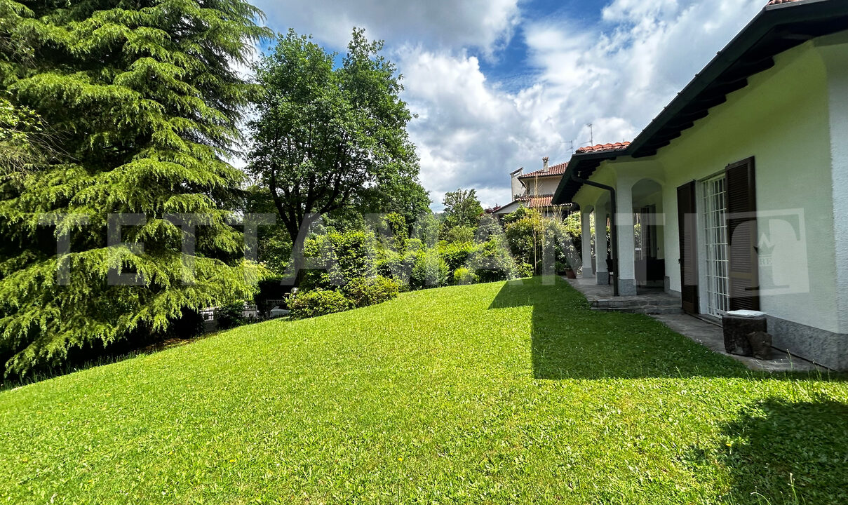 Carimate Elegant Villa for Sale