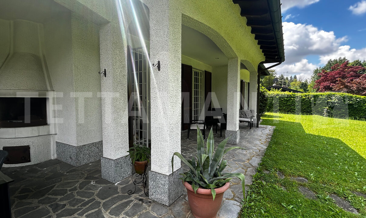 Carimate Elegant Villa for Sale