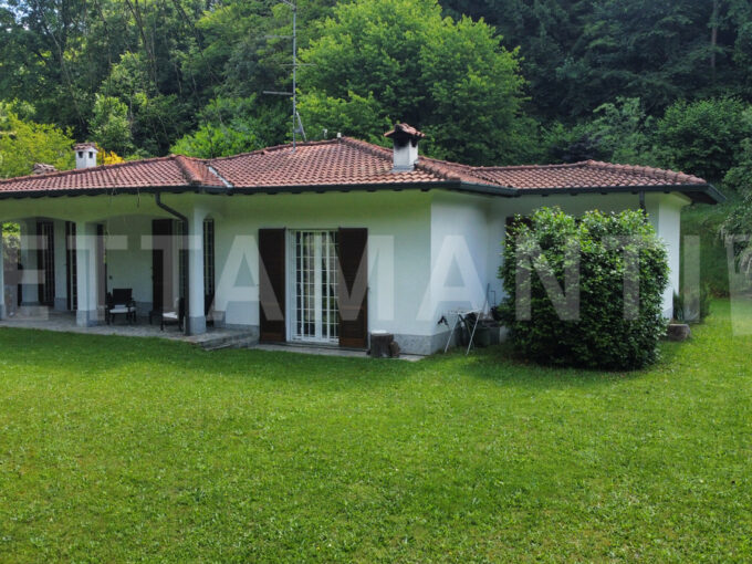 Carimate Elegant Villa for Sale