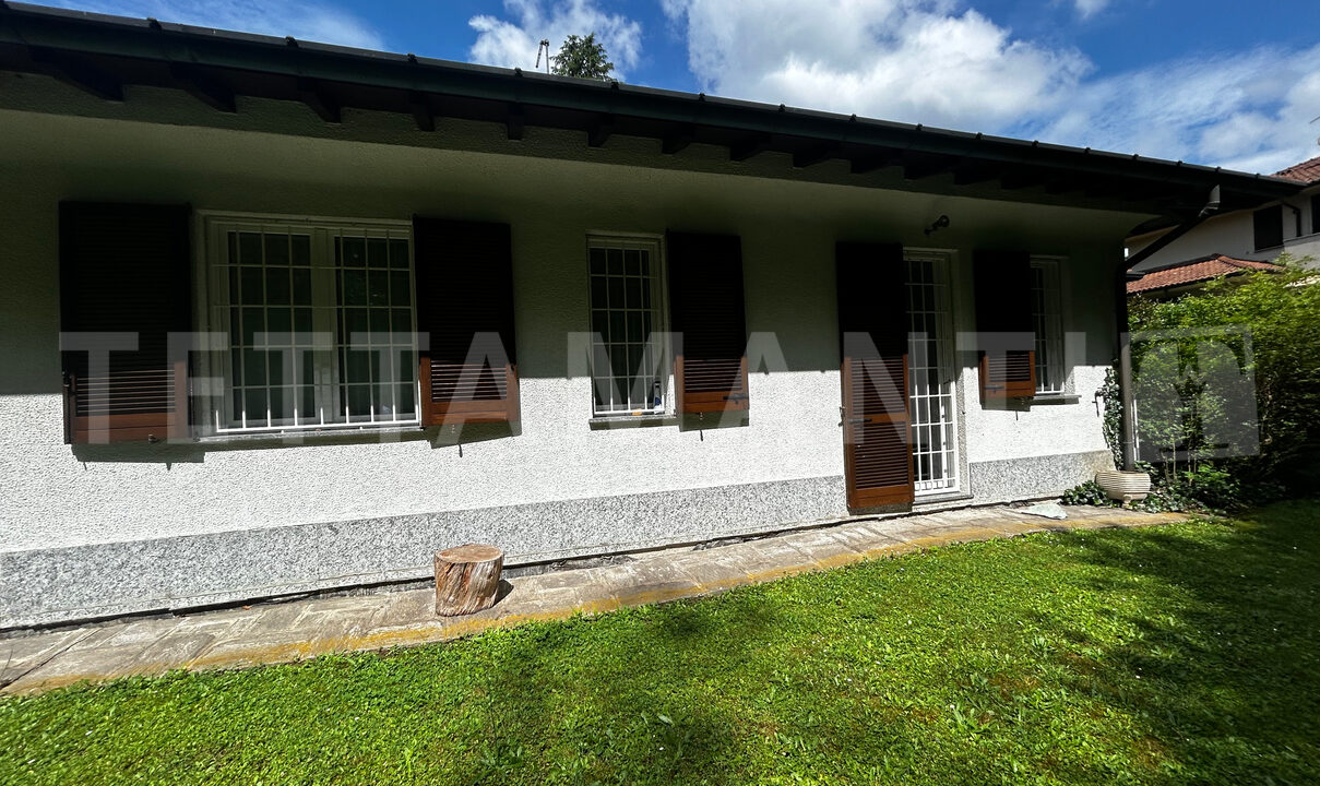 Carimate Elegant Villa for Sale