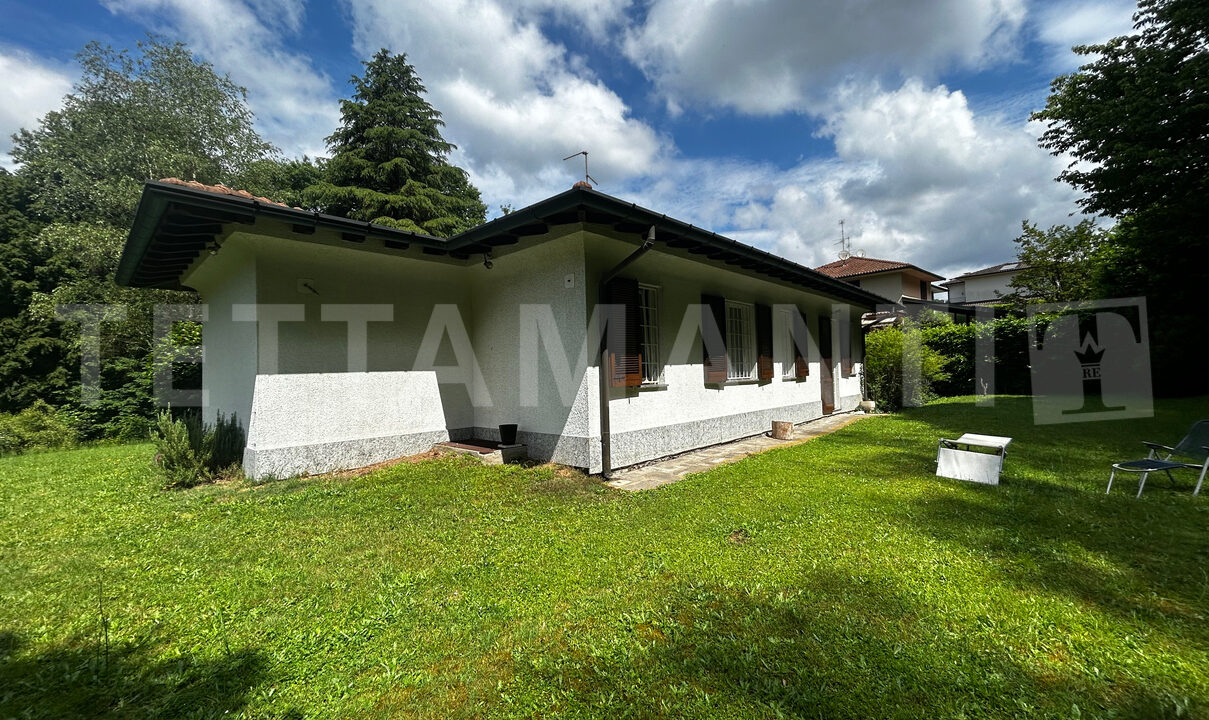Carimate Elegant Villa for Sale