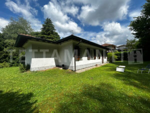 Carimate Elegant Villa for Sale