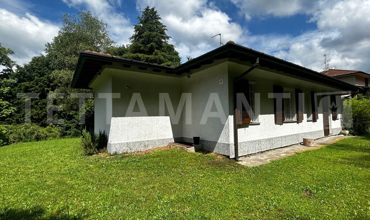 Carimate Elegant Villa for Sale