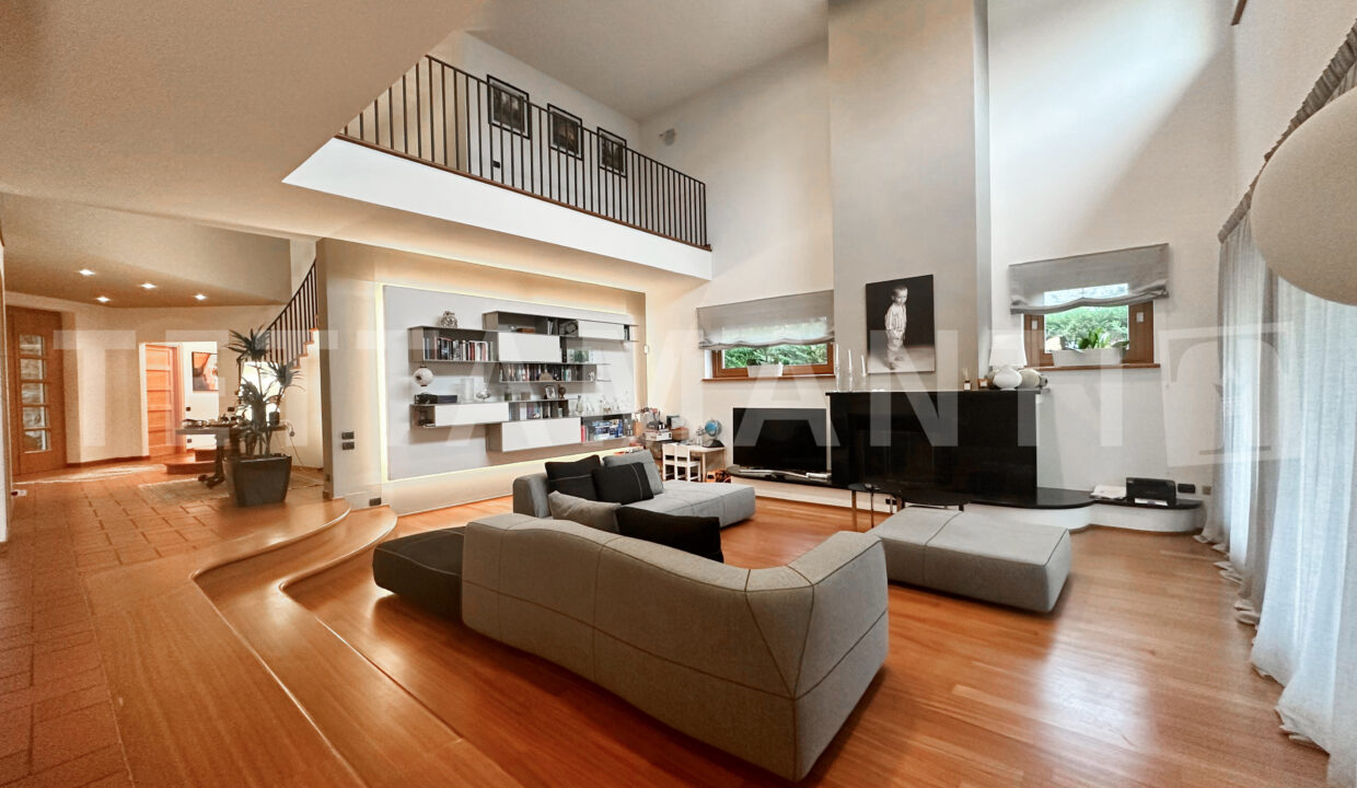 Modern Villa for Sale in Villa Guardia Como